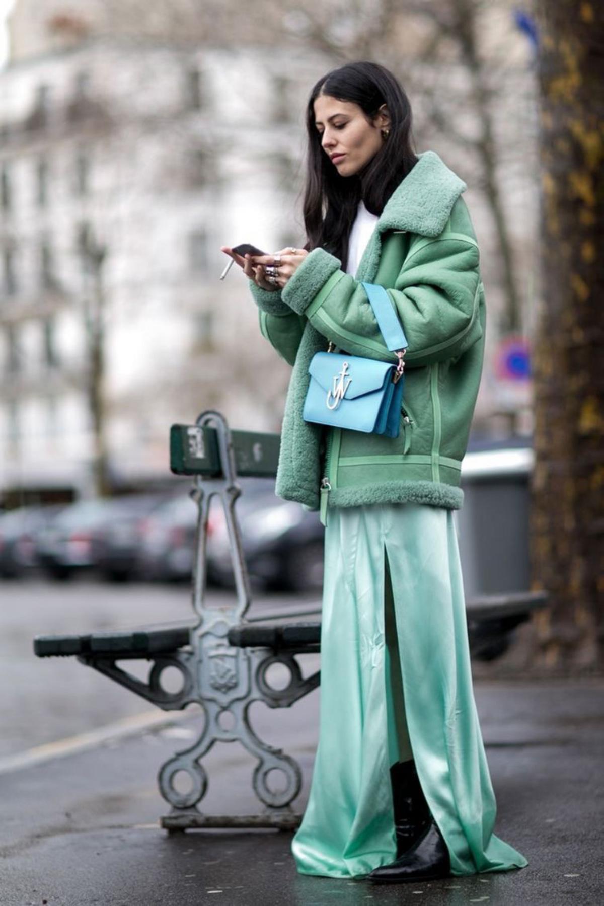 Green looks. Зеленый пуховик стрит стайл. Уличные образы. Уличная мода зима. Зеленое пальто стритстайл.